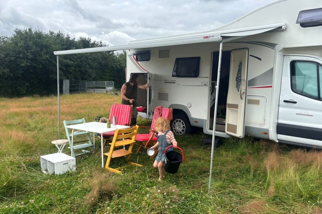 Jonge kinderen spelen naast de camper op een rustige plek bij Walcourt