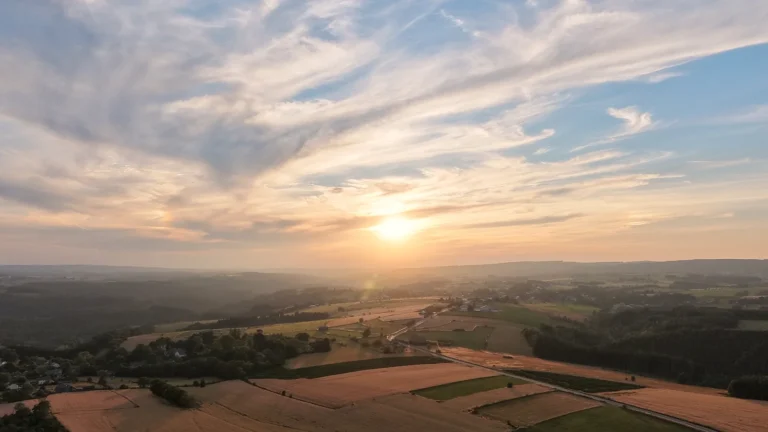 Dronevlucht tijdens de zonsondergang bij Grande Mormont