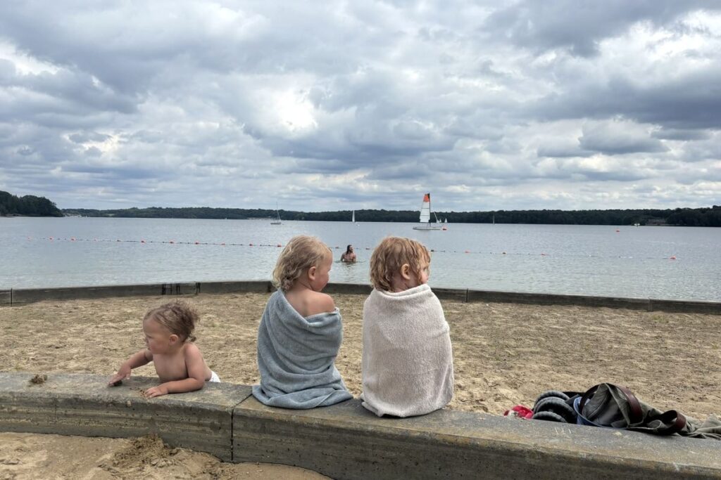 Jonge kinderen na het zwemmen bij L’Espace Fun aan Lac de l’Eau d’Heure