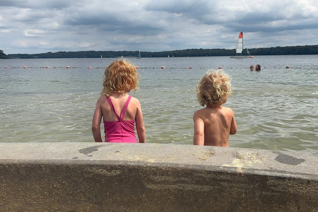 Kinderen zwemmen bij L’Espace Fun in Froidchapelle