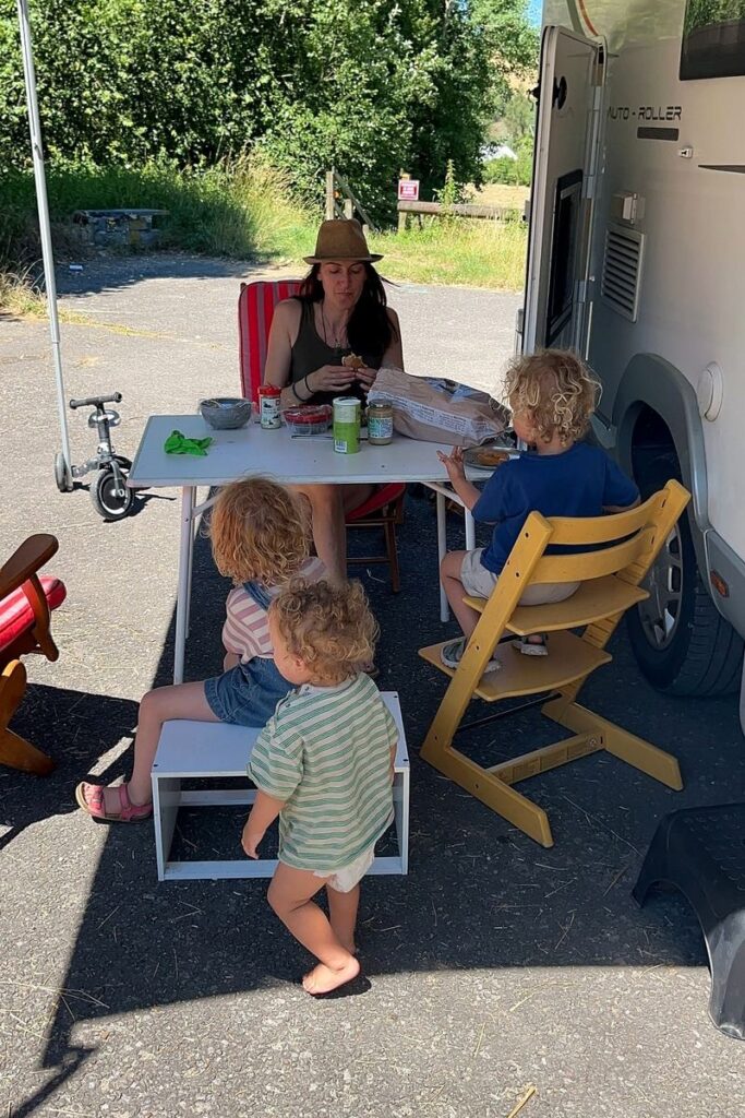 Samen eten naast de camper tijdens een camperweekend met jonge kinderen