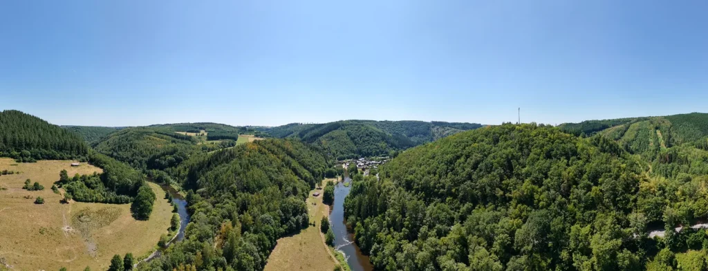 Dronezicht op de Ourthe en de groene vallei bij Maboge Plage