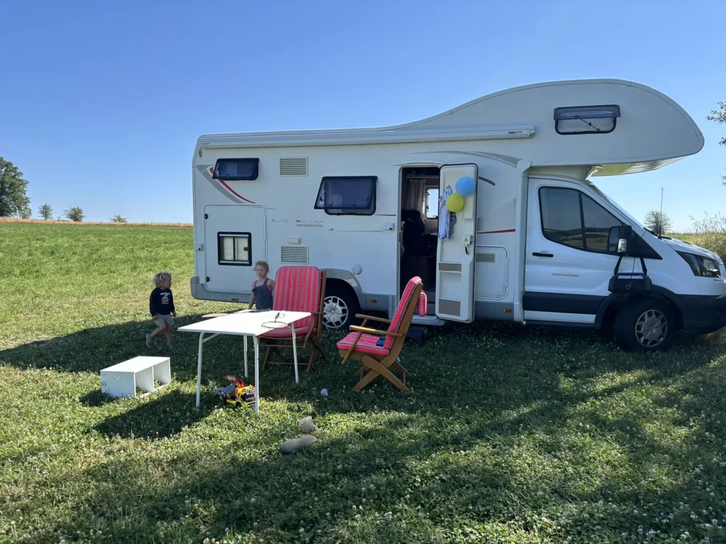 Camper op een rustig veld bij Grande Mormont in Houffalize