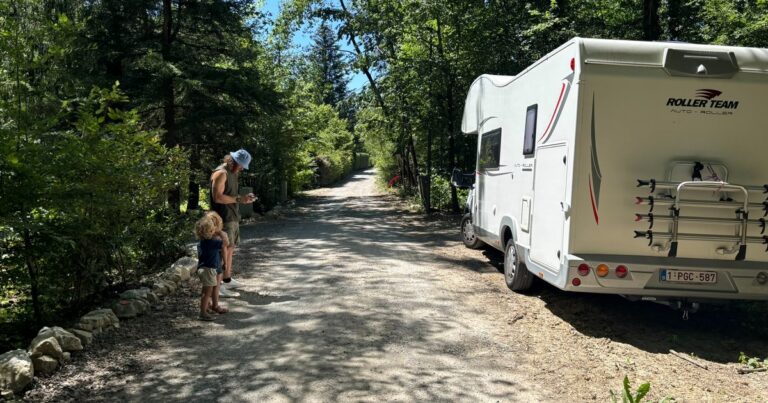 Motorhome geparkeerd op een rustige plek in de natuur tijdens een camperweekend met jonge kinderen.