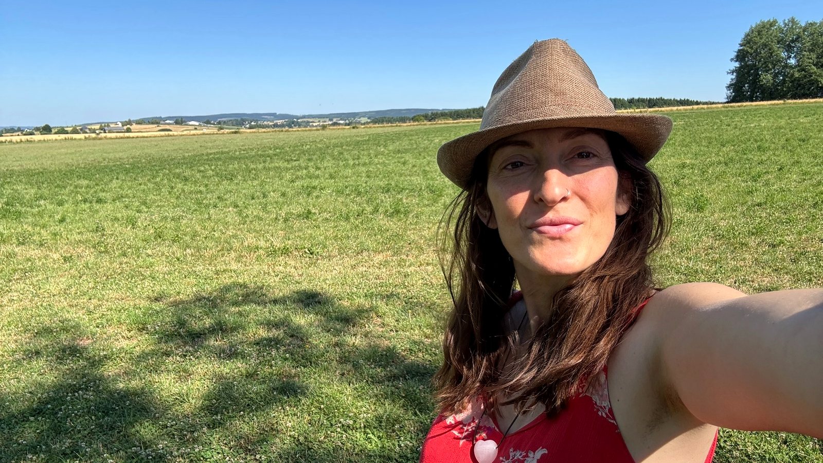 Karlien buiten in een open landschap