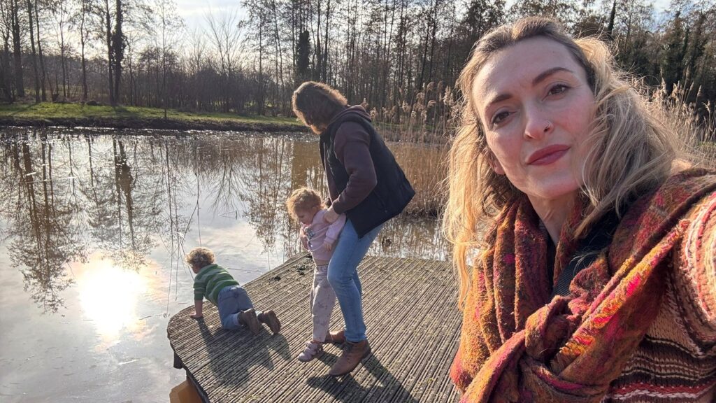 karlien met haar gezin aan het water