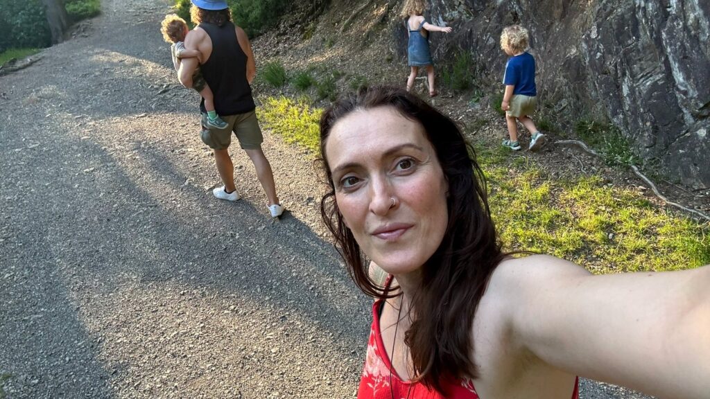 Karlien met haar gezin tijdens een wandeling.