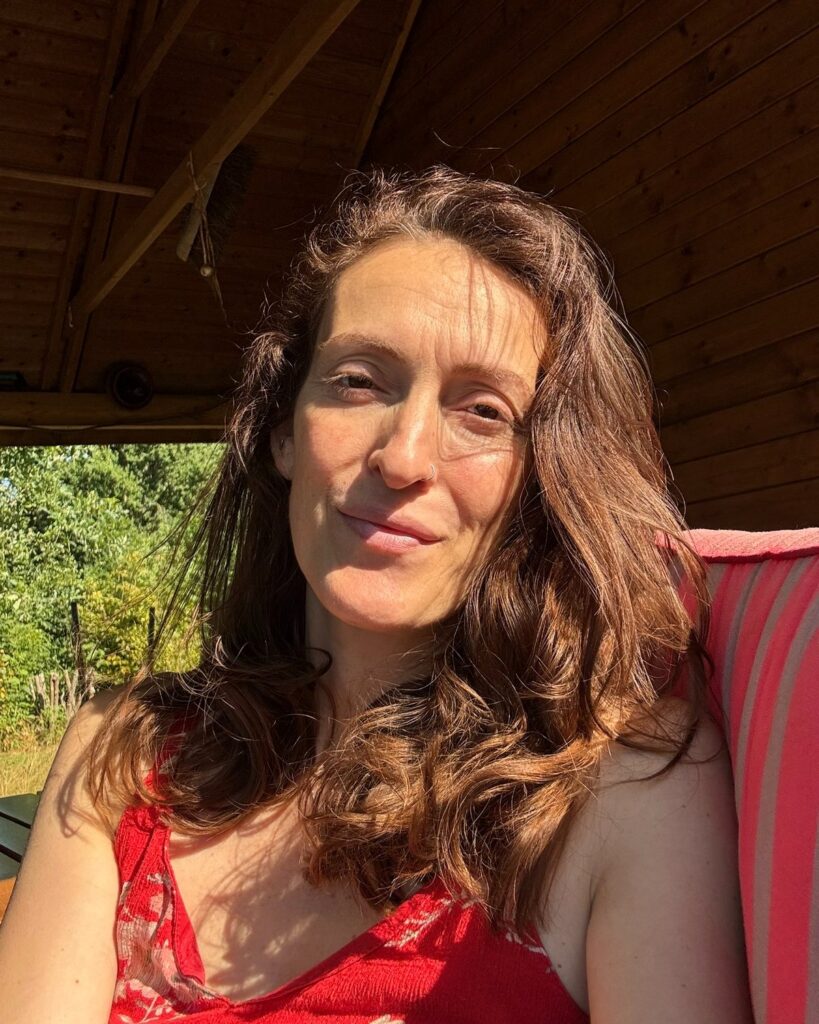 Karlien zit buiten in de zon.